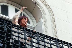 CFK revisa sumisión de Milei a Trump: “pan para hoy, hambre para mañana”