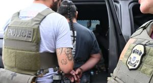 California prohíbe a agentes de inmigración ocultar su identidad en operativos