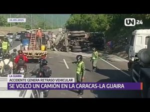 Camión de concreto volcó en la autopista Caracas La Guaira