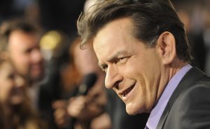 Charlie Sheen reflexionó sobre su escandalosa vida tras cumplir 60 años: ‘Todavía me avergüenzo de mi pasado’