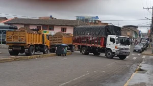Con bloqueos de vías en Ecuador protestan subida del precio del diesel