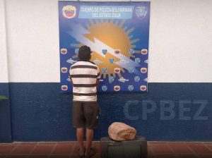 Con un peñonazo en la cabeza trató de matar a su padre