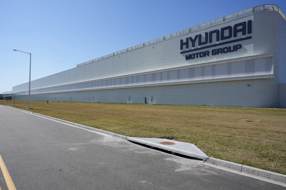 Detienen a 475 migrantes en planta de Hyundai en EEUU
