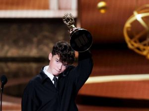 Emmy 2025: ‘The Pitt’, ‘The Studio’ y ‘Adolescence’ brillaron