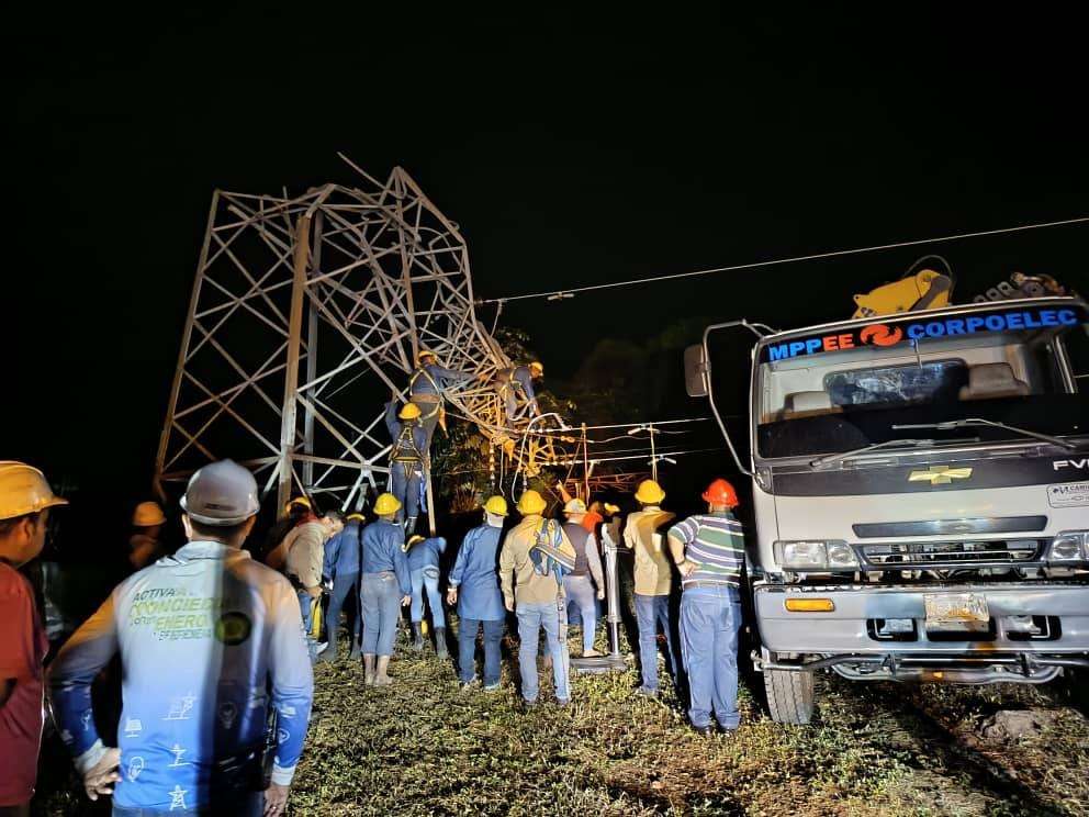 En Trujillo recuperan torre de alta tensión afectada por fuertes vientos