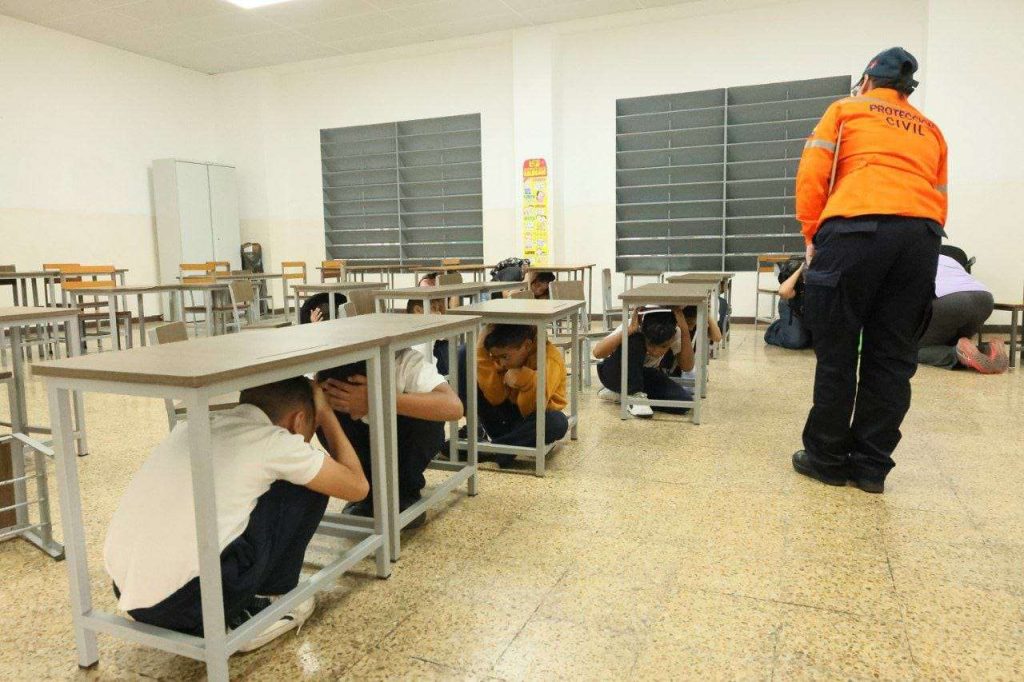 Escuelas y liceos conformarán comités de riesgo tras simulacro nacional de protección civil