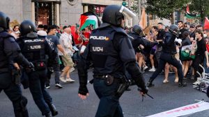 Veintidós policías heridos y dos detenidos dejaron incidentes en final de la Vuelta a España