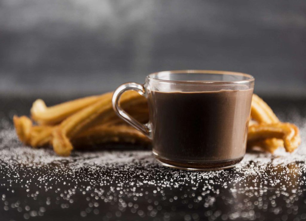 Esta es la forma correcta de comer churros con chocolate caliente