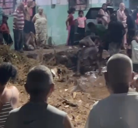 Fuerte aguacero arrastra vehículos y genera anegaciones en Catia La Mar