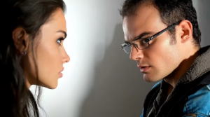 Los significados de mirar hacia otro lado al hablar con alguien, según la psicología