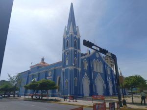 Acordonan la Iglesia Santa Bárbara en Maracaibo por daños estructurales tras sismos