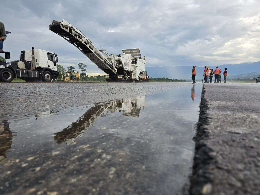 Inician trabajos de escarificación en pista del aeropuerto de El Vigía