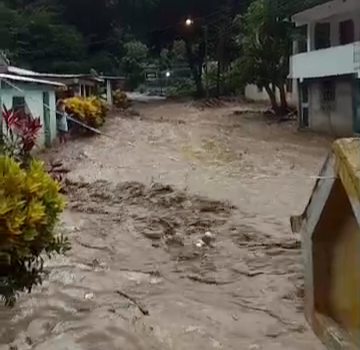 Intensas lluvias provocan desbordamientos y afectaciones en Carayaca