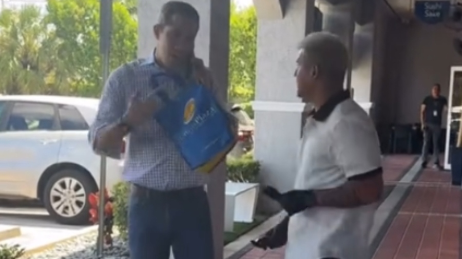 El encontronazo que sufrió Juan Guaidó con un migrante venezolano mientras hacía unas compras en EEUU