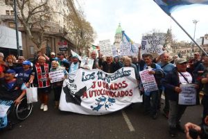 Jubilados de Argentina marcharon bajo custodia policial hasta el Congreso
