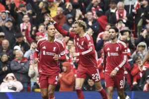 Liverpool gana derbi al Everton y mantiene invicto
