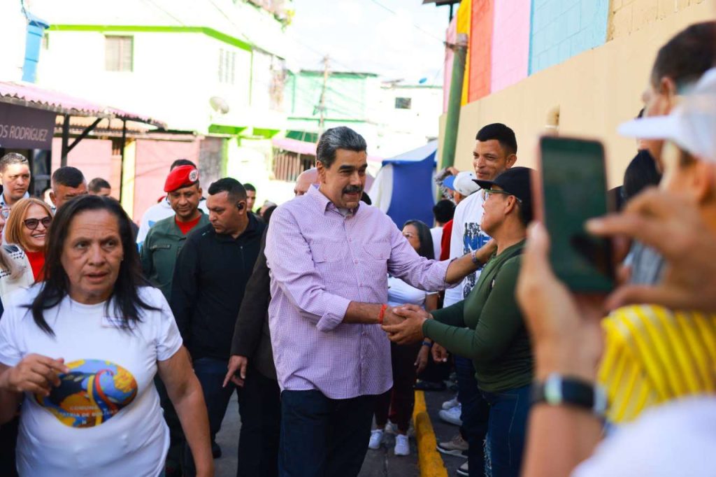 Maduro desde El Valle comparte con la Comuna y entrega ambulatorio