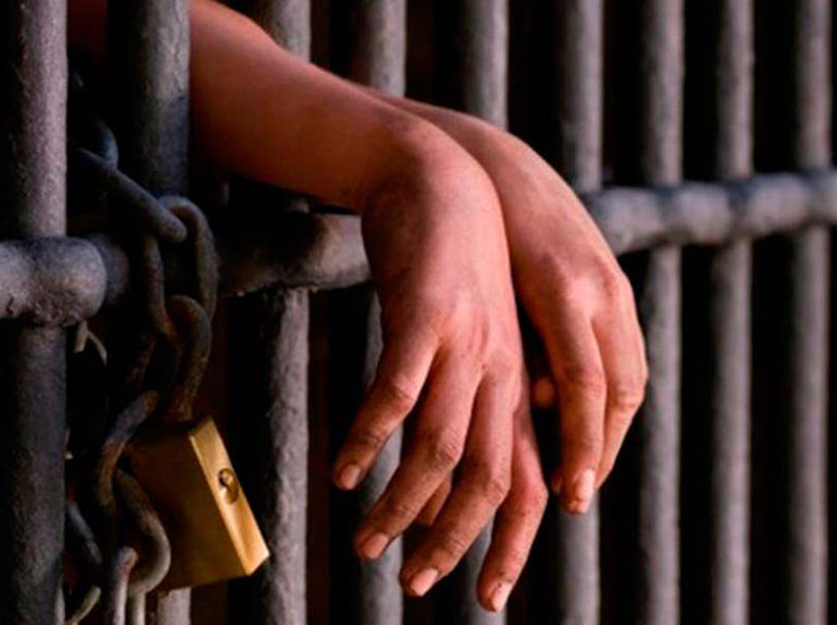 Mató a su hijastro de una puñalada en el cuello