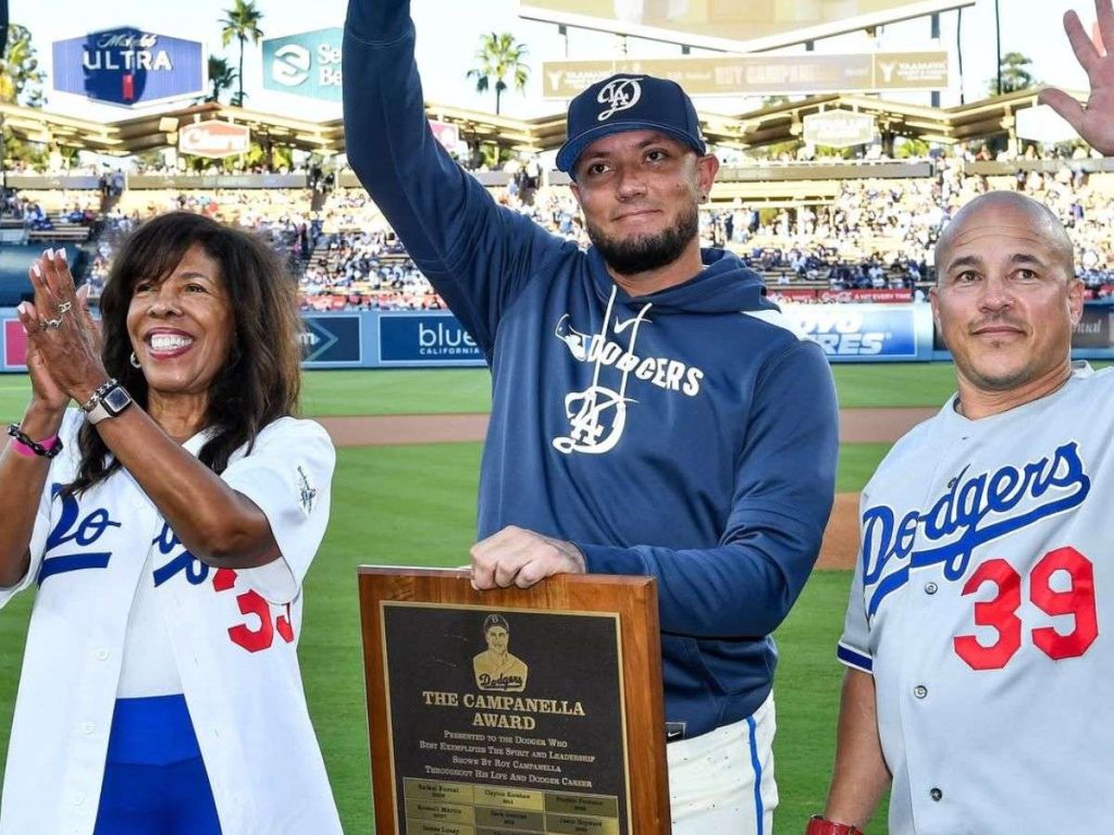 Miguel Rojas recibió premio especial de Dodgers