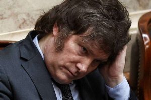Milei cierra campaña regional en Buenos Aires en el peor momento de su mandato
