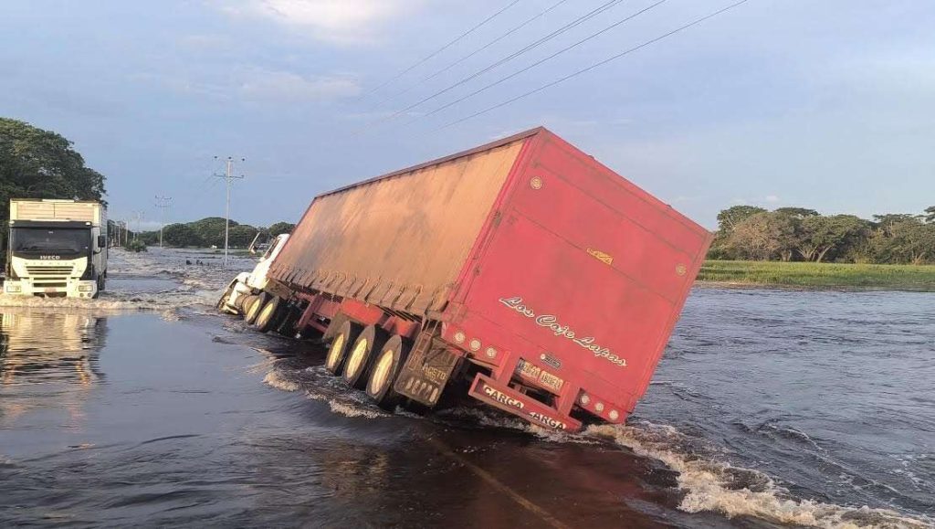 Nuevo accidente de camión en la vía Biruaca - San Juan de Payara complica tránsito hacia Amazonas