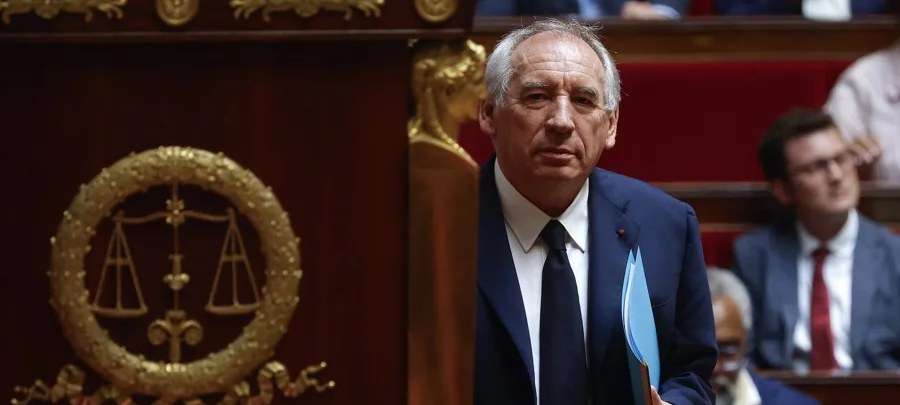 Oposición francesa pide la dimisión de Macron tras caída del primer ministro