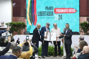 Pablo Guadarrama recibió el Premio Libertador al Pensamiento Crítico 2024