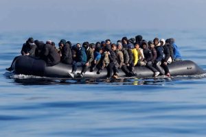 Registran llegada récord de 125 migrantes a Reino Unido en una embarcación