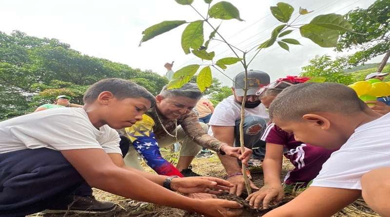 Siembran más de 2 mil plantas en el estado Carabobo