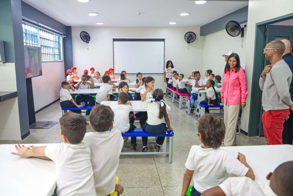 Vicepresidenta Rodríguez entregó rehabilitada la U. E. "Francisco Isnardi"