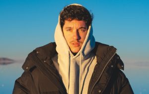 Alan Wittels lanza "Mantra", un himno de amor propio que conecta con Venezuela y Latinoamérica