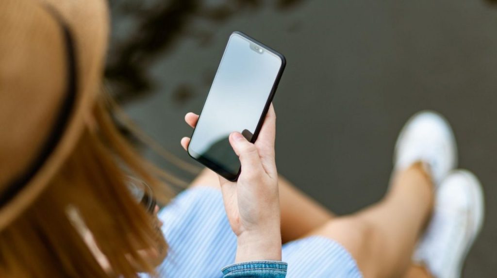 Qué significa caminar con el celular en la mano, según la psicología