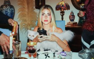 Corina Smith regresa con “- triste, + mami”