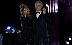 Karol G deslumbró en concierto histórico en el Vaticano junto a Andrea Bocelli