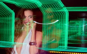 Katherine Coll conquista con fusión de pop y merenguetón en “Hecho el loco”