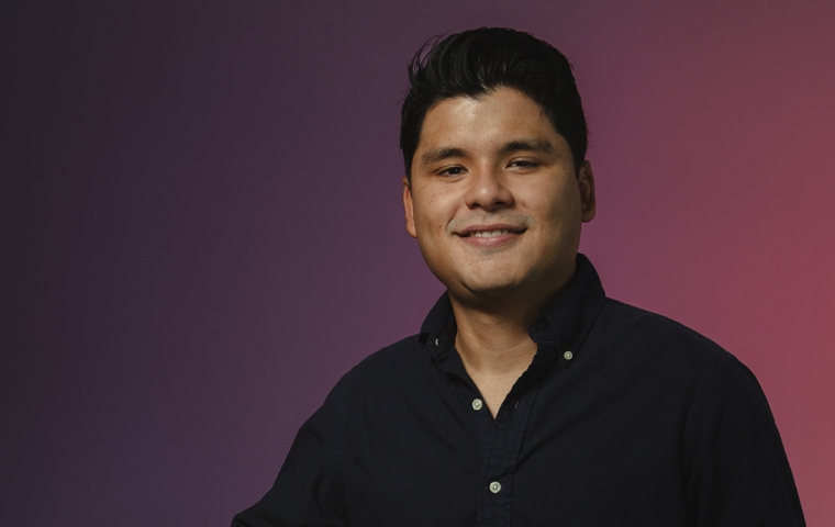 Baterista venezolano que fusiona precisión, pasión y fe en la música cristiana