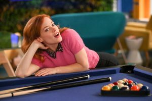 Si eres de los que están tarareando temazos todo el día, esta es tu serie. Acaba de llegar a Netflix una extraordinaria comedia musical que es todo un regalo