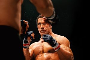 The Smashing Machine (2025) crítica - tiene la mejor interpretación de Dwayne Johnson, pero acaba siendo un biopic demasiado convencional