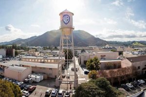 Warner Bros está en problemas y la adquisición de Paramount empieza a ser uno de ellos. El estudio de Zaslav rechaza la primera oferta de compra
