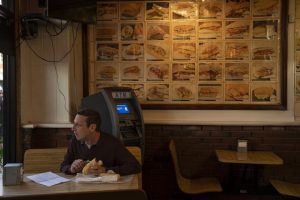 La empresa de sillas (2025) Crítica