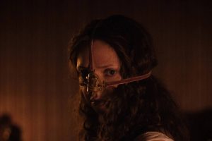 'La hermanastra fea' es una fábula sangrienta que dialoga con 'La sustancia'. Un cuento de hadas grotesco sobre el horror de someterse a unos cánones de belleza imposibles