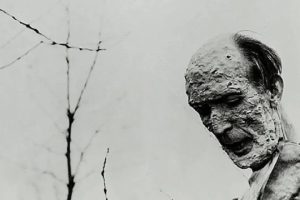 Una de las peores películas de la historia había quedado inacabada. Otro director la retomó, cambió el guion, le puso una voz en off sin sentido al final y la estrenó por las buenas