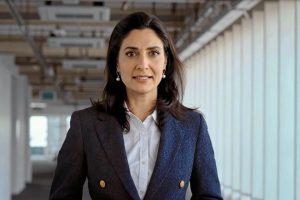 Anoche se emitió un documental sobre si la IA nos podía quitar el trabajo. Efectivamente, su presentadora estaba hecha con IA