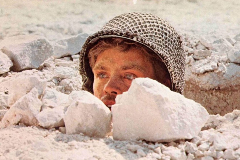 Le conocemos por convertirse en Luke Skywalker, pero Mark Hamill también protagonizó esta magnífica epopeya del cine bélico que muestra la guerra sin filtros