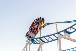 ¿Cuál es la diferencia entre un parque de atracciones y un parque temático?