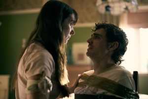 'Together', una divertida y grotesca comedia romántica que equipara el horror del cuerpo y de las relaciones de pareja
