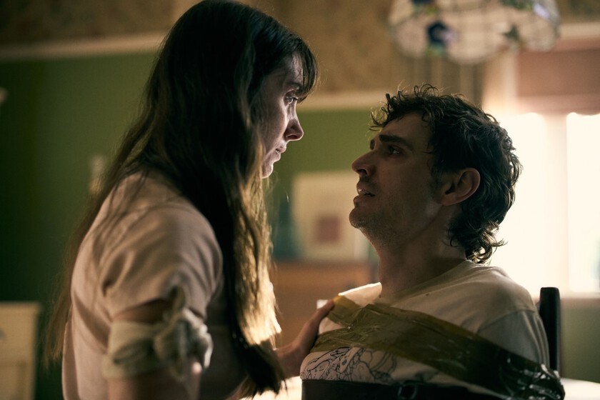 'Together', una divertida y grotesca comedia romántica que equipara el horror del cuerpo y de las relaciones de pareja