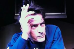 Charlie Sheen asegura que el fichaje de Tom Cruise para 'Nacido el cuatro de julio' fue una traición. "No voy a tirarle mierda"