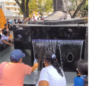 Acto de fe: devotos recogen agua de la fuente de José Gregorio Hernández