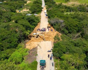 Avanza construcción de alcantarilla en la vía Barcelona-San Miguel